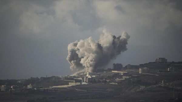 El humo se levanta tras los bombardeos israelíes en el sur del Líbano, el 1 de octubre de 2024 - Sputnik Mundo