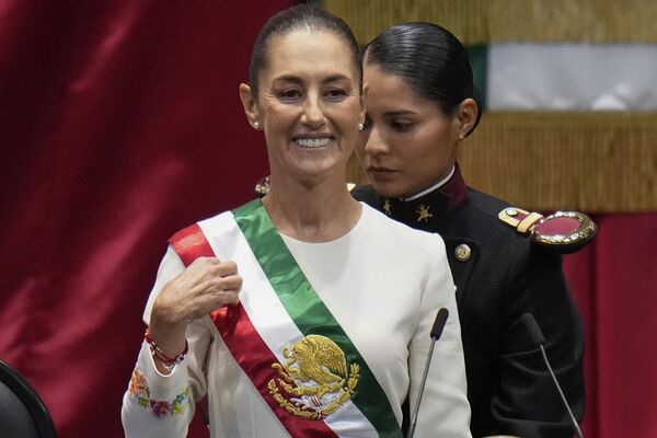 Claudia Sheinbaum porta la banda presidencial durante su ceremonia de toma de posesión como nueva presidenta de México, en la Ciudad de México, el 1 de octubre de 2024 - Sputnik Mundo