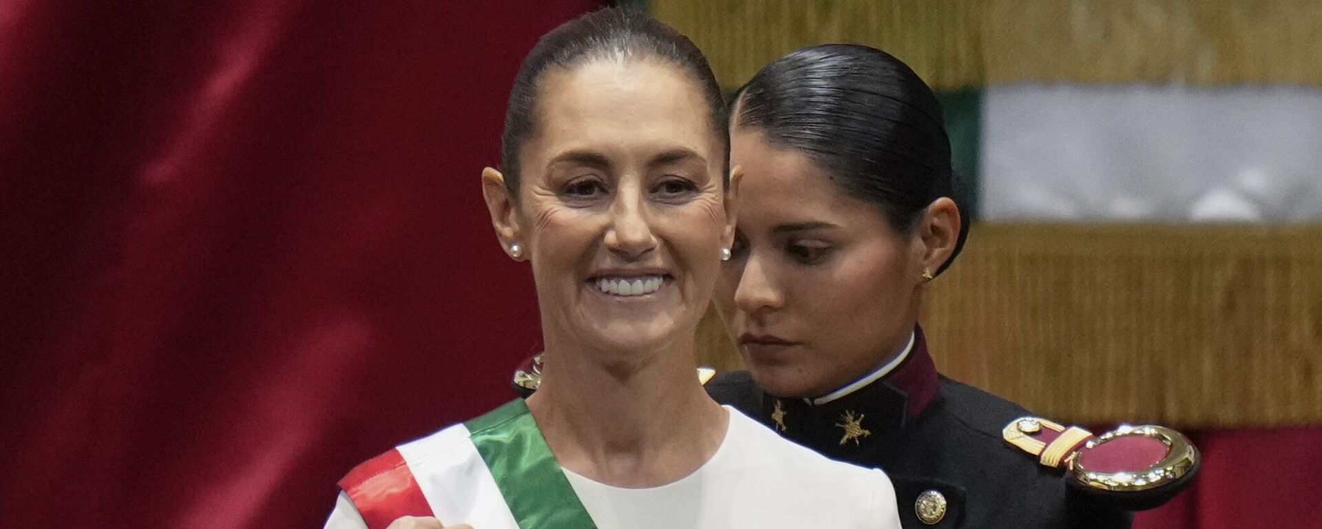 Claudia Sheinbaum porta la banda presidencial durante su ceremonia de toma de posesión como nueva presidenta de México, en la Ciudad de México, el 1 de octubre de 2024 - Sputnik Mundo, 1920, 01.10.2024