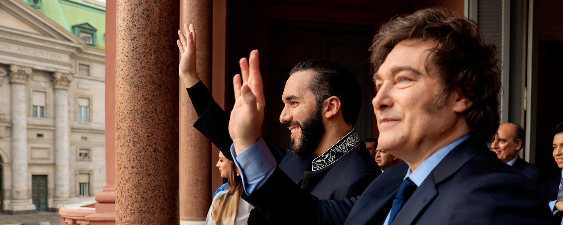 Los presidentes de El Salvador, Nayib Bukele, y de Argentina, Javier Milei, saludando desde el balcón de la Casa Rosada en Buenos Aires - Sputnik Mundo, 1920, 02.10.2024