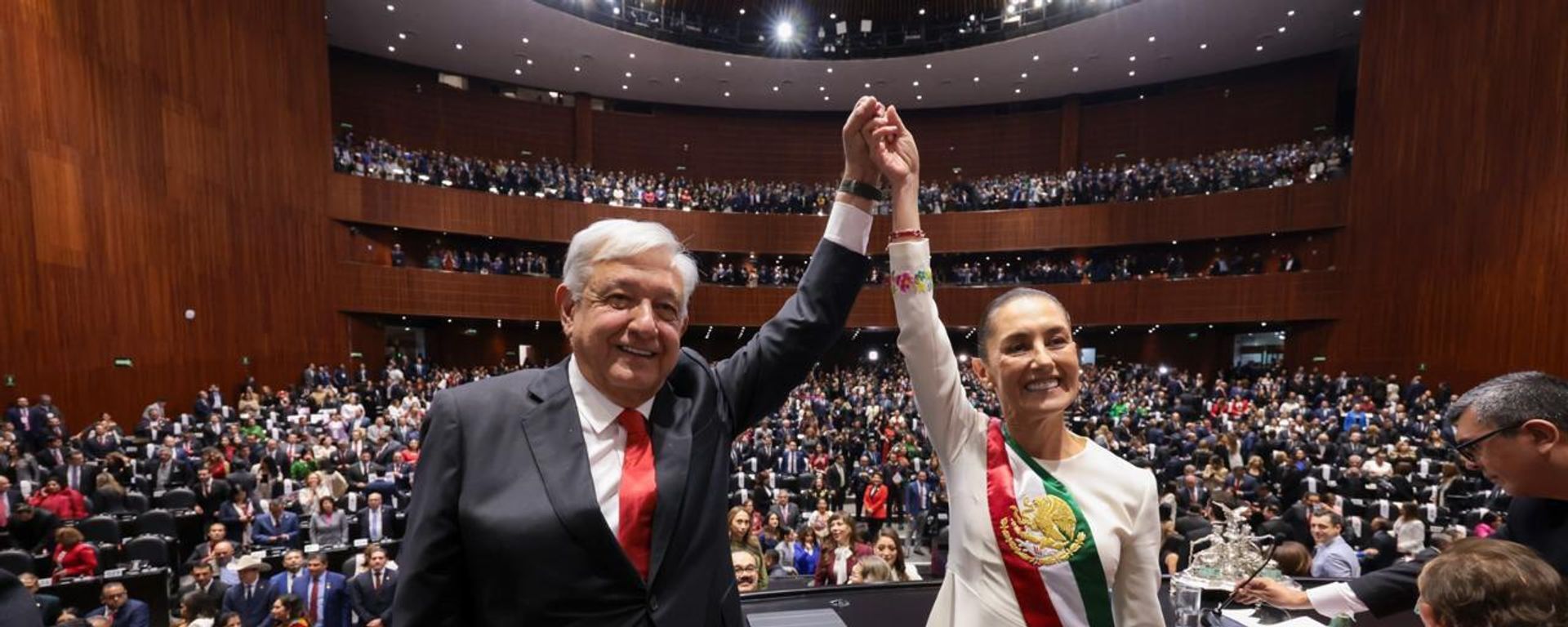 López Obrador junto a la nueva presidenta de México, Claudia Sheinbaum Pardo. Foto: Gobierno de México - Sputnik Mundo, 1920, 01.10.2026