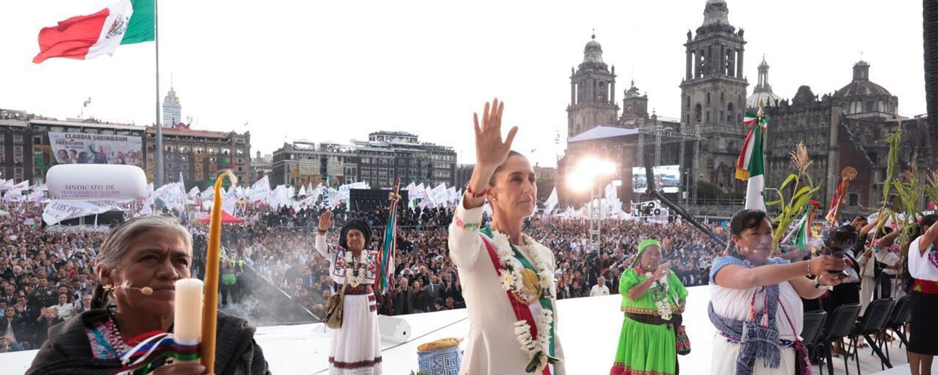 Claudia Sheinbaum recibe el bastón de mando de parte de representantes de los pueblos indígenas. Foto: Redes Sociales - Sputnik Mundo, 1920, 02.10.2024