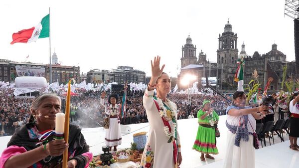 Claudia Sheinbaum recibe el bastón de mando de parte de representantes de los pueblos indígenas. Foto: Redes Sociales - Sputnik Mundo