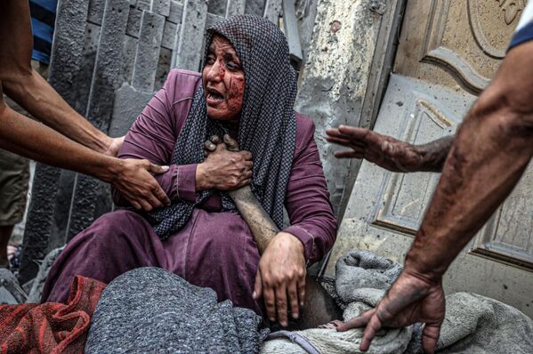 El ganador absoluto es la obra Irreemplazable del autor Ali Jadallah. La foto fue tomada en Gaza. Así, en medio del caos por un ataque aéreo israelí en el barrio de Ridwan, en la ciudad de Gaza, una mujer herida está junto al cuerpo sin vida de un ser querido. - Sputnik Mundo