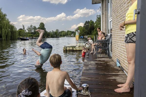 La imagen 72 de Ilvy Njiokiktjien, Países Bajos, obtuvo el primer puesto en la categoría de Fotografía de calle.El autor dedicó su obra al cambio demográfico histórico.  A medida que la esperanza de vida media mundial alcanza los 72 años, la población de la Tierra está a punto de convertirse en la más envejecida de su historia. En 2030, 1 de cada 6 personas tendrá más de 60 años. - Sputnik Mundo