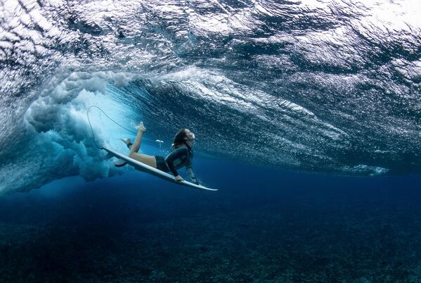 La fotografía Teahupo&#x27;o - Muro de cráneos, del fotógrafo Ryan Pierse, consiguió el primer premio en la modalidad Deportes en acción.Se ve como en las aguas turquesas de Teahupo&#x27;o, en la Polinesia Francesa, la surfista australiana Olivia Ottaway se sumerge bajo una imponente ola. - Sputnik Mundo