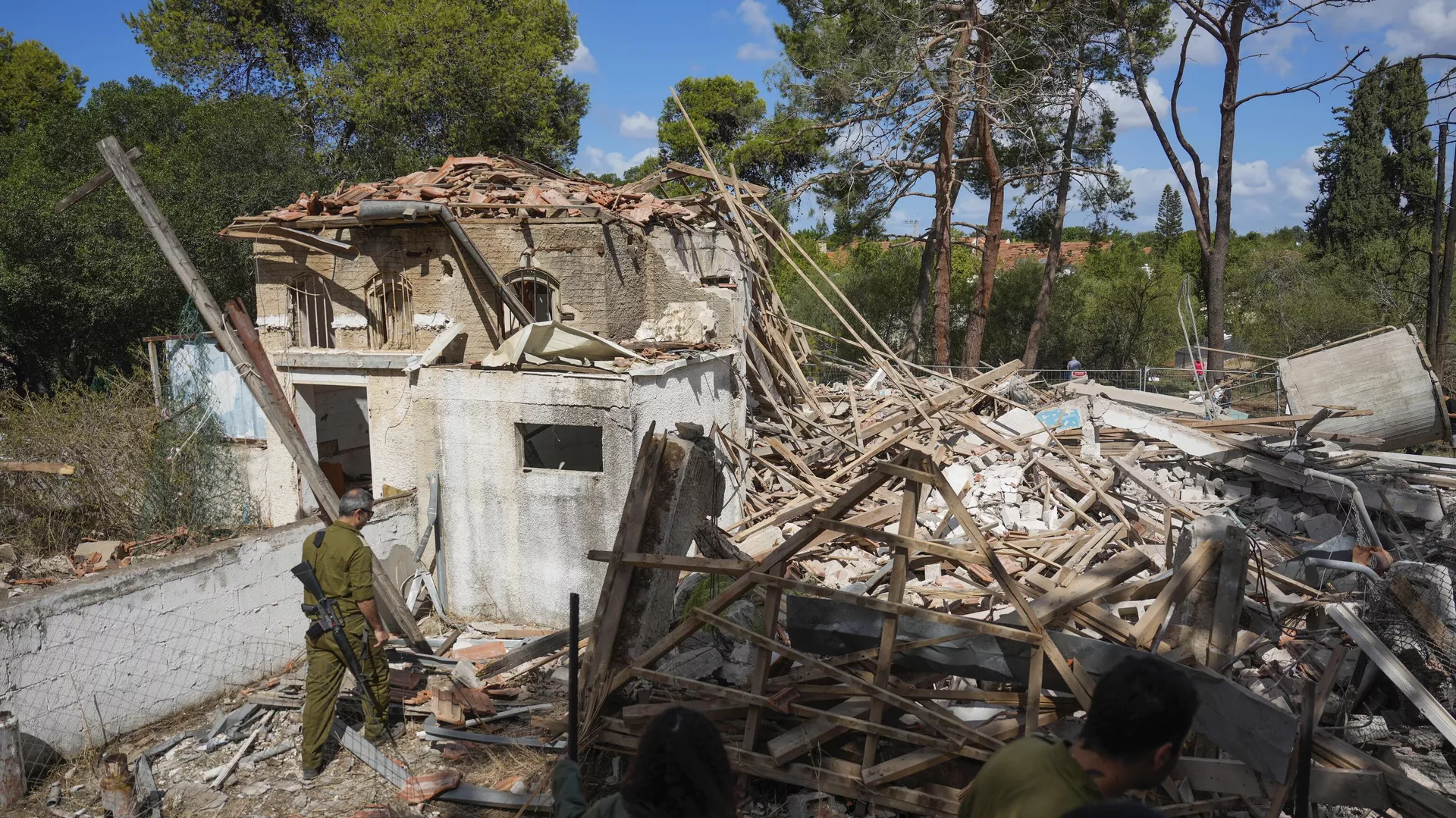 Soldados israelíes observan un edificio destruido por el ataque con misiles de Irán, Israel, el 2 de octubre de 2024 - Sputnik Mundo, 1920, 02.10.2024