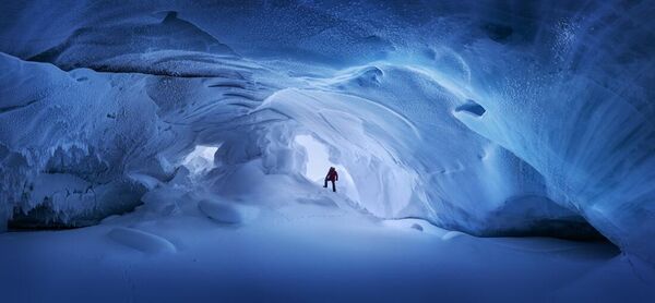 Nominación: TOP 50 Paisajes Naturales — Aficionados Autor: Piotr Ushanov (Rusia)Obra: En la Cueva de Hielo, archipiélago de Tierra de Francisco José, Rusia - Sputnik Mundo