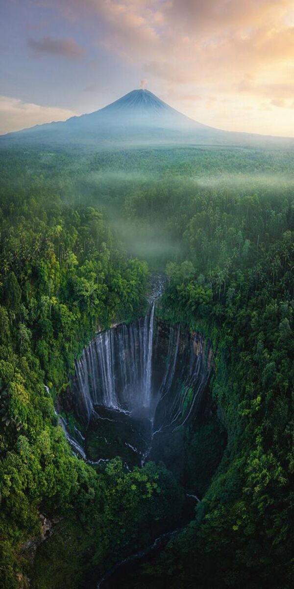 Nominación: TOP 50 Paisajes Naturales de AficionadosAutor: Himadri Bhuyan (La India)Obra: Monte Semeru y Tumpak Sewu, Java Oriental, Indonesia - Sputnik Mundo