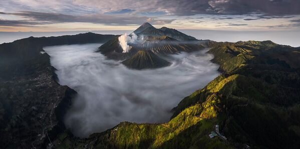 Nominación: Fotógrafo asiático del añoAutor: Fikri Muharom (Indonesia)Obra: Teatro de los Volcanes, parque nacional de Bromo Tengger Semeru - Sputnik Mundo