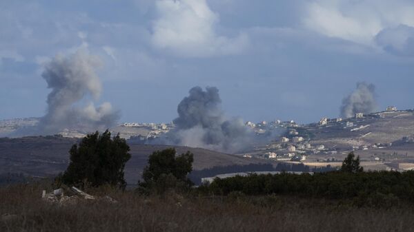 Bombardeo israelí en el sur del Líbano, visto desde el norte de Israel, el 2 de octubre de 2024 - Sputnik Mundo