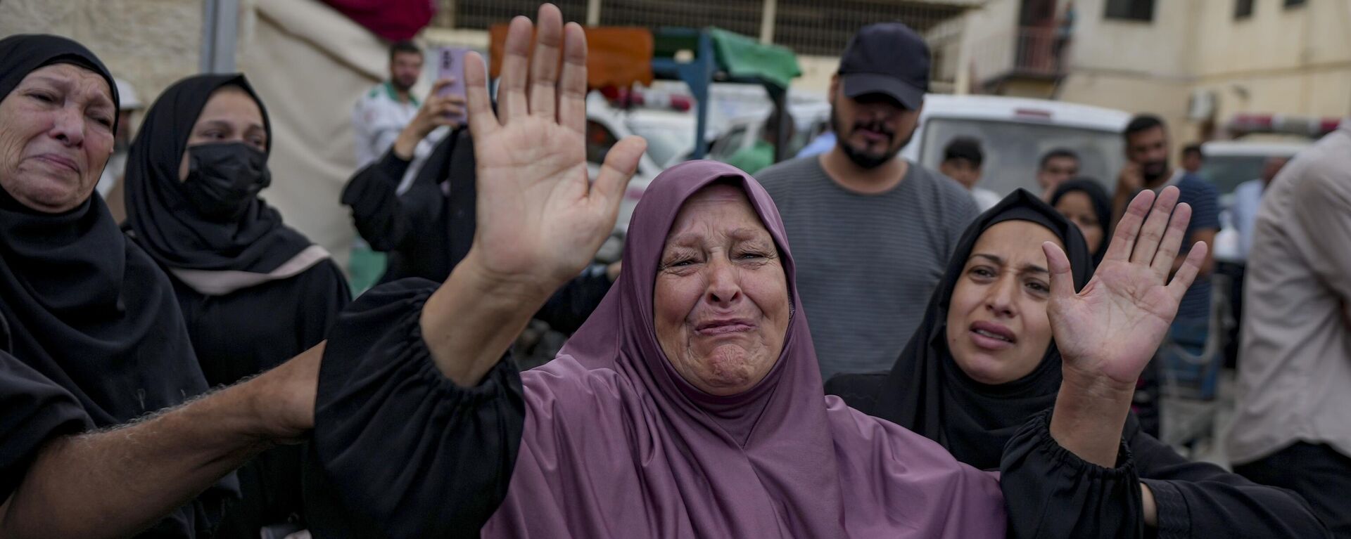 Palestinos lloran a sus familiares muertos en los bombardeos israelíes sobre la Franja de Gaza - Sputnik Mundo, 1920, 02.10.2024