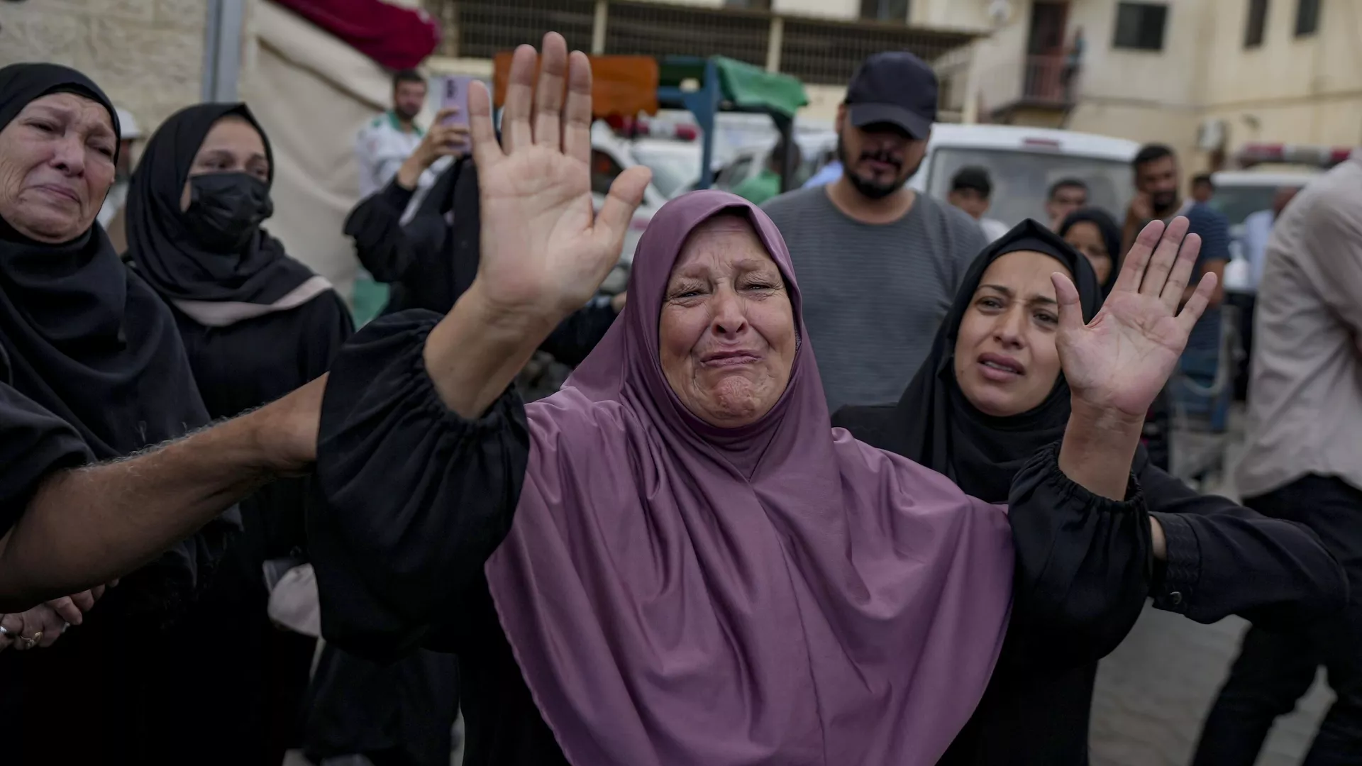 Palestinos lloran a sus familiares muertos en los bombardeos israelíes sobre la Franja de Gaza