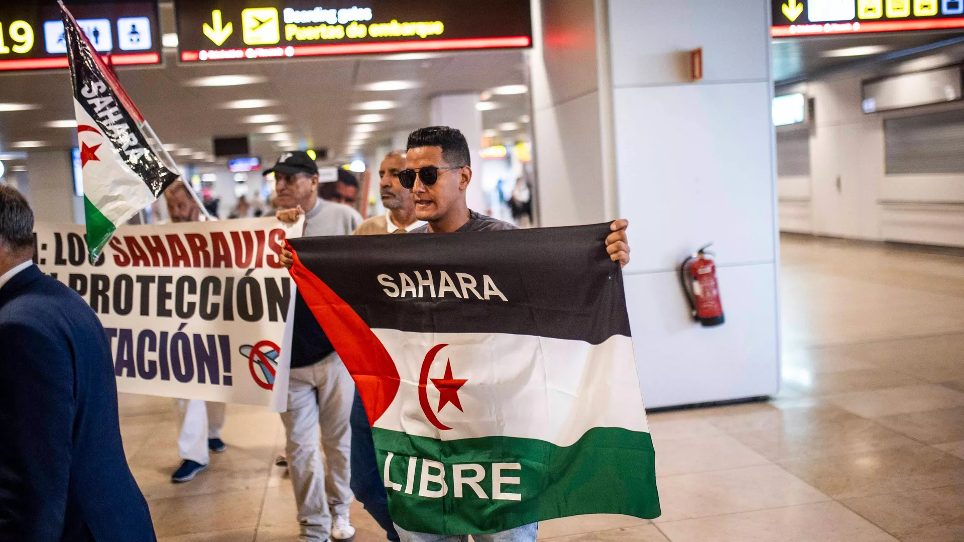 Protesta en la terminal 1 del aeropuerto de Barajas por la retención y denegación de asilo político a saharahuis - Sputnik Mundo, 1920, 03.10.2024