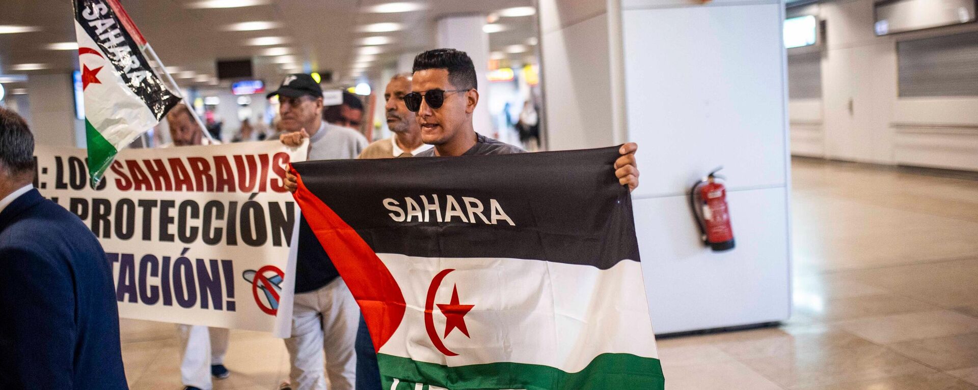 Protesta en la terminal 1 del aeropuerto de Barajas por la retención y denegación de asilo político a saharahuis - Sputnik Mundo, 1920, 03.10.2024