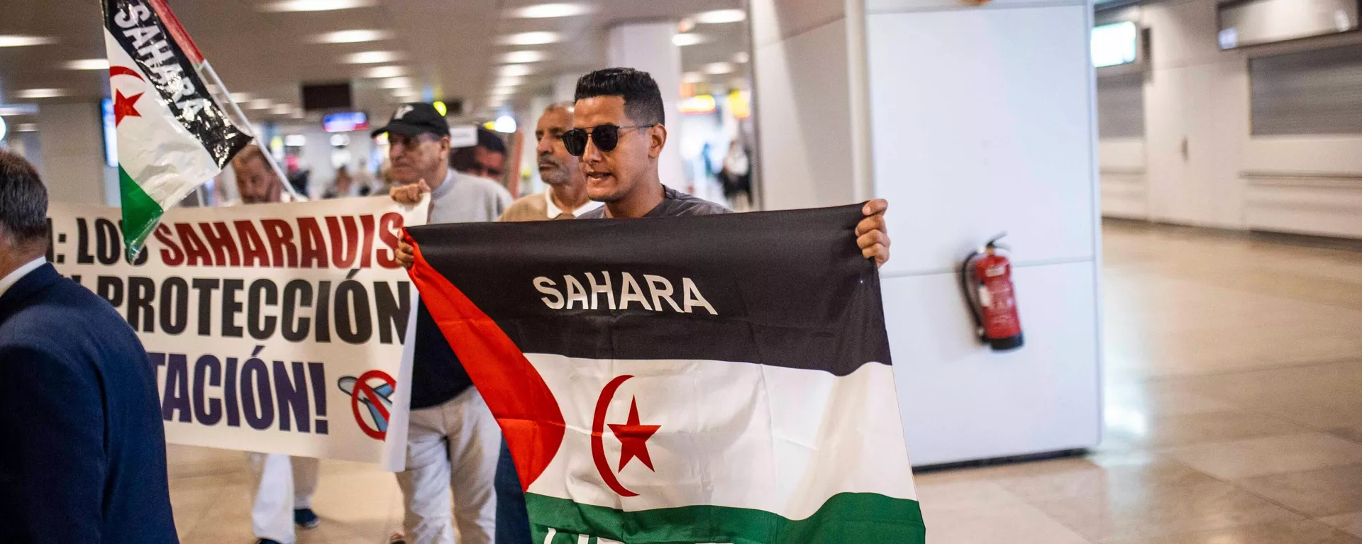 Protesta en la terminal 1 del aeropuerto de Barajas por la retención y denegación de asilo político a saharahuis Protesta en la terminal 1 del aeropuerto de Barajas por la retención y denegación de asilo político a saharahuis - Sputnik Mundo, 1920, 03.10.2024