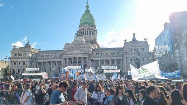 Manifestación en Argentina para exigir más recursos para las universidades - Sputnik Mundo