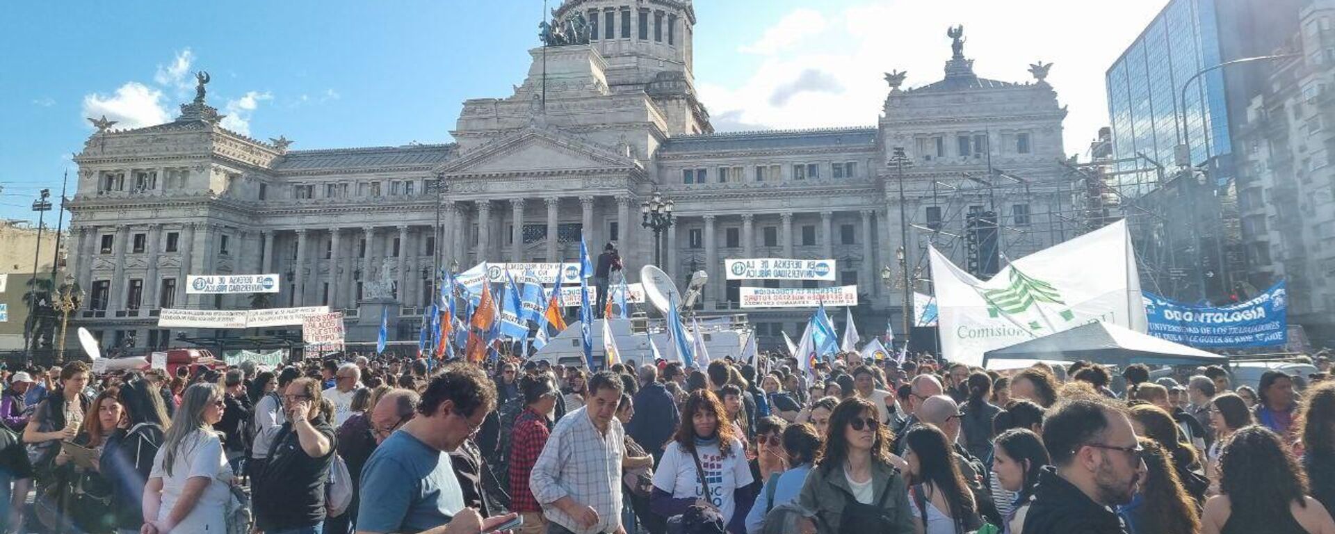 Manifestación en Argentina para exigir más recursos para las universidades - Sputnik Mundo, 1920, 03.10.2024