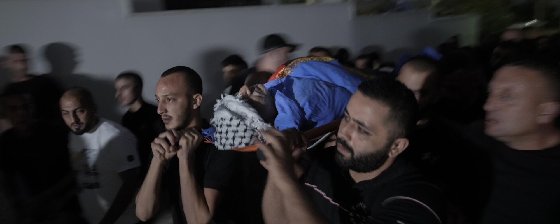 Palestinos trasladan el cuerpo de Sameer A'mar, de 55 años, durante su funeral en la ciudad de Shuweika, en Cisjordania, al norte de Tulkarem, el martes 17 de septiembre de 2024. A'mar fue asesinado a tiros por las fuerzas israelíes cerca de la barrera de separación a mediados de Septiembre según Wafa, la agencia de noticias oficial palestina. (Imagen referencial) - Sputnik Mundo, 1920, 04.10.2024