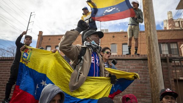 Migrantes venezolanos saludan a manifestantes que les muestran su apoyo frente a la Iglesia del Sagrado Corazón en el centro de El Paso, Texas (archivo) - Sputnik Mundo