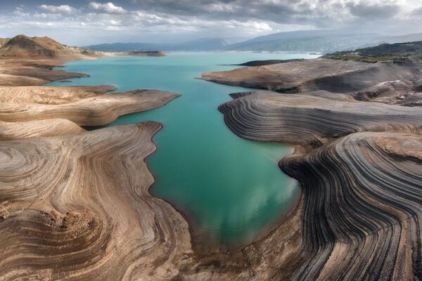 La foto de Konstantin Malanin Emerald Chirkey, ganadora en la categoría de Paisaje. Fue tomada en el embalse de Chirkey, en Daguestán. - Sputnik Mundo