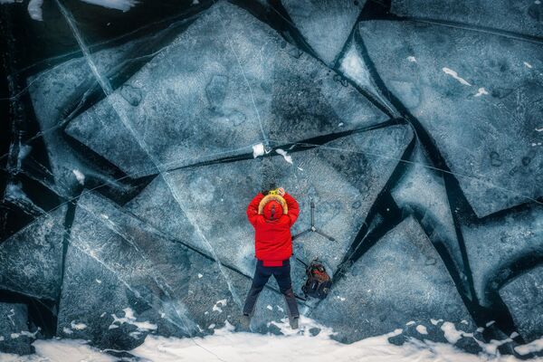 La imagen de la serie Baikal invernal, alrededores de la isla de Oljón, del fotógrafo Serguéi Kozlov, fue reconocida como el mejor proyecto fotográfico. - Sputnik Mundo