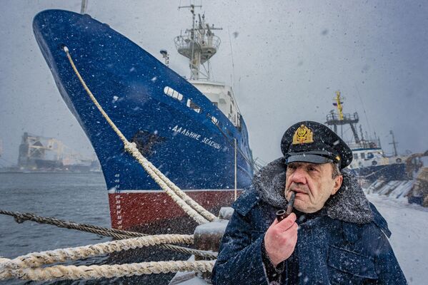 En el puerto, tomada en la ciudad rusa de Murmansk por Vitali Novikov, fue elegida ganadora en la categoría Rusia en rostros. - Sputnik Mundo