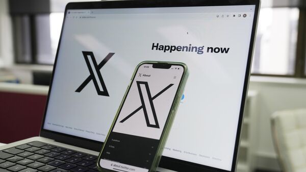 La página inicial de X se muestra en una computadora y un teléfono (imagen referencial) - Sputnik Mundo