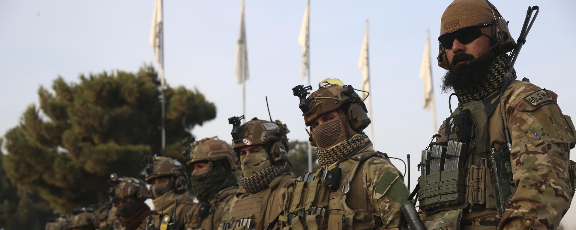 Personal de seguridad talibán monta guardia para recibir a los prisioneros afganos que estaban bajo custodia estadounidense en el aeropuerto internacional de Kabul, Afganistán, el 12 de febrero de 2024  - Sputnik Mundo, 1920, 05.10.2024