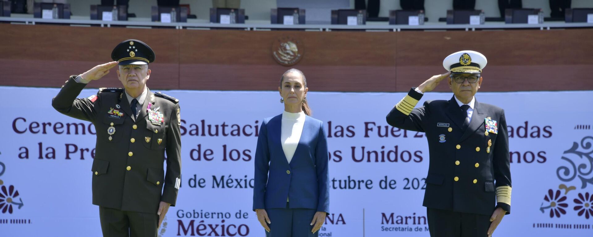 La presidenta de México, Claudia Sheinbaum, con los mayores mandos del Ejército y de la Marina - Sputnik Mundo, 1920, 07.10.2024