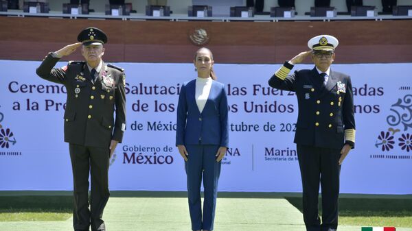 La presidenta de México, Claudia Sheinbaum, con los mayores mandos del Ejército y de la Marina - Sputnik Mundo