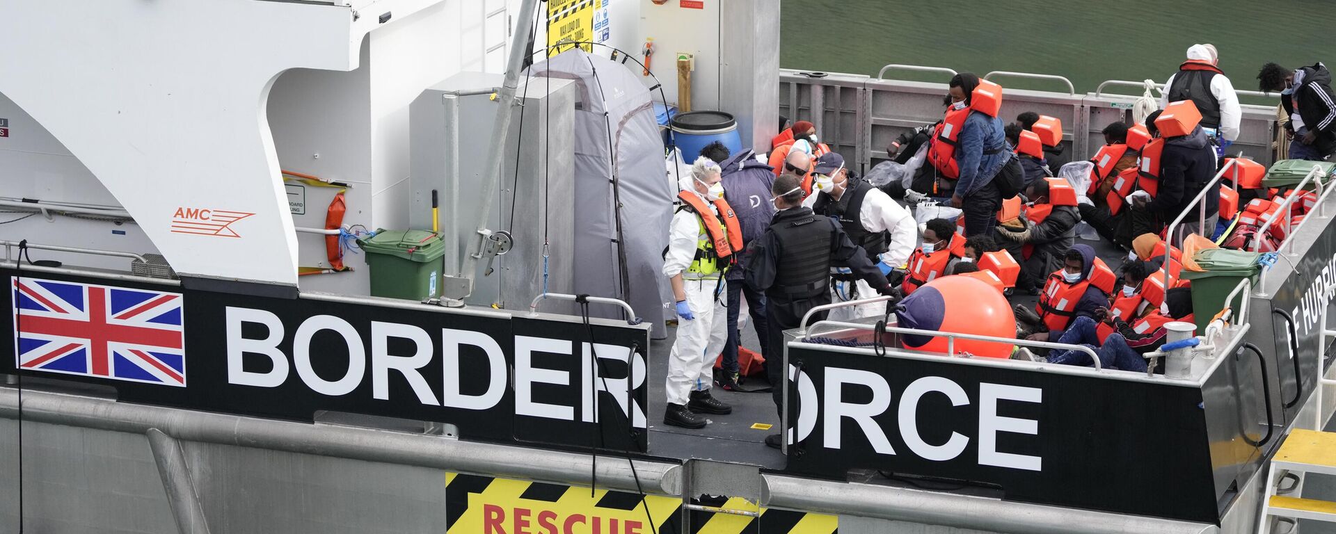 Personas que se cree que son migrantes que hicieron la travesía desde Francia son llevadas a puerto tras ser recogidas en el Canal de la Mancha por un buque de las fuerzas fronterizas británicas en Dover. - Sputnik Mundo, 1920, 07.10.2024