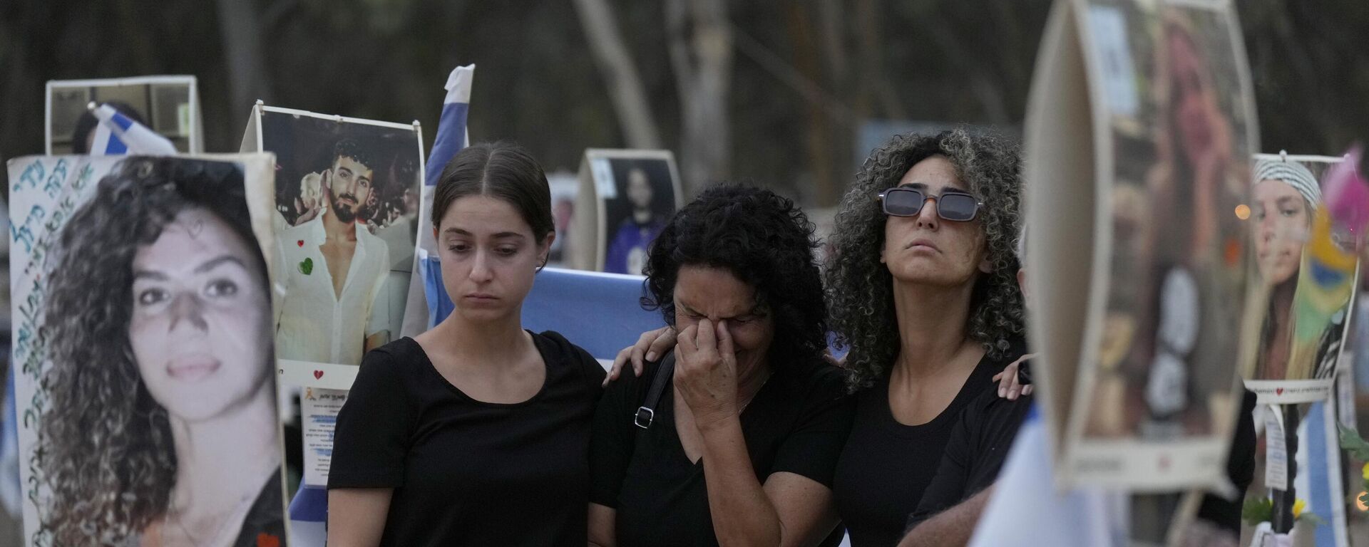 Las personas reaccionan durante una ceremonia en el lugar del festival de música Nova, donde cientos de juerguistas fueron asesinados, secuestrados por Hamás y llevados a Gaza, en el sur de Israel, el 7 de octubre de 2024  - Sputnik Mundo, 1920, 07.10.2024