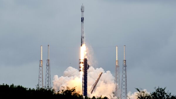 El cohete Falcon 9 de SpaceX despega de la Estación de la Fuerza Espacial de Cabo Cañaveral, el lunes 7 de octubre de 2024 en Cabo Cañaveral, Florida, transportando una nave espacial europea a un asteroide. (Foto AP/John Raoux) - Sputnik Mundo