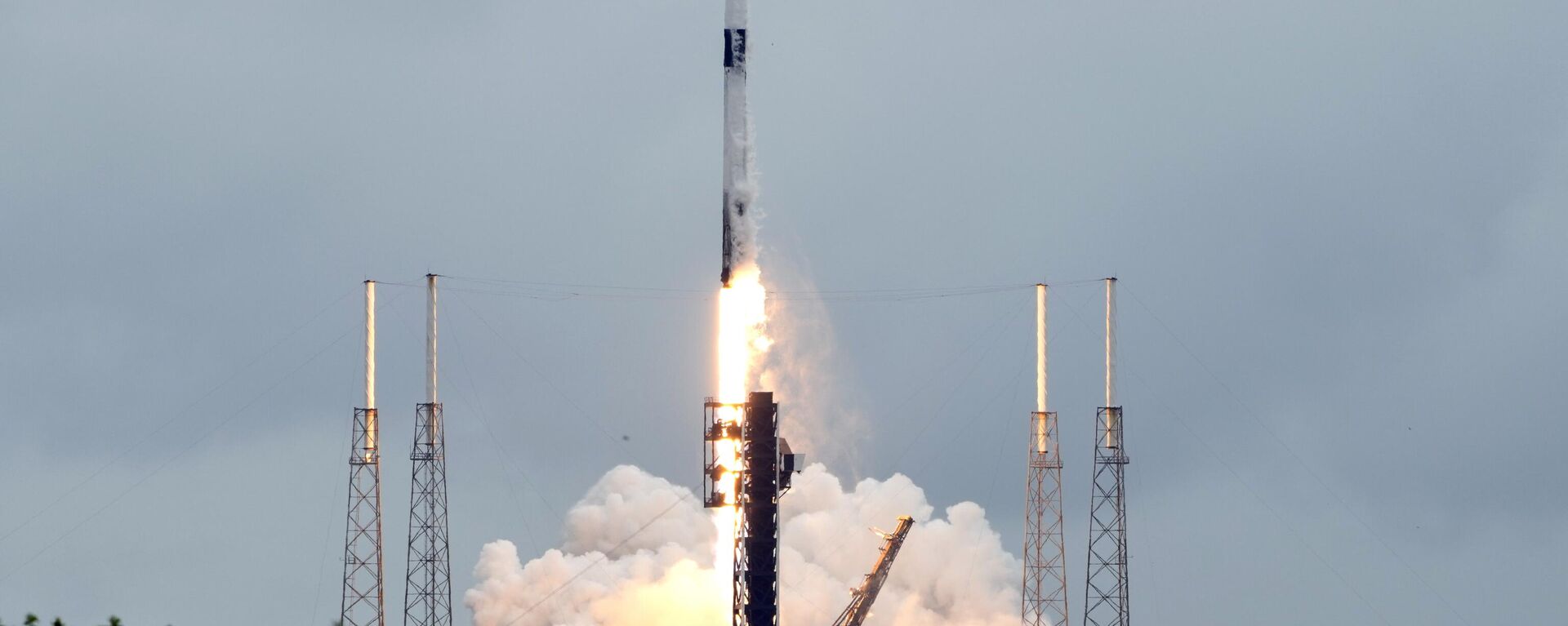 El cohete Falcon 9 de SpaceX despega de la Estación de la Fuerza Espacial de Cabo Cañaveral, el lunes 7 de octubre de 2024 en Cabo Cañaveral, Florida, transportando una nave espacial europea a un asteroide. (Foto AP/John Raoux) - Sputnik Mundo, 1920, 08.10.2024