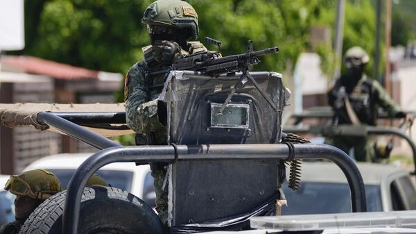 Un soldado de la Guardia Nacional patrulla en un barrio de la ciudad de Culiacán, en el norte de México - Sputnik Mundo