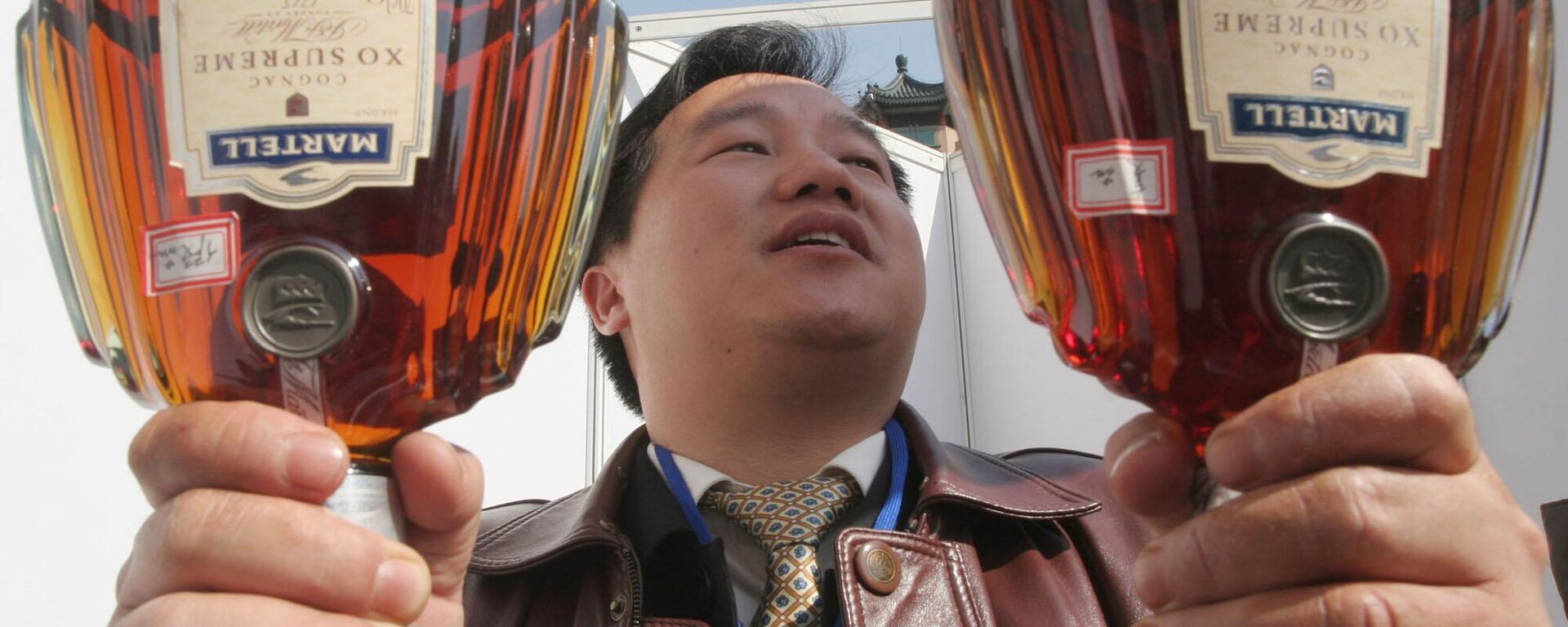 Un funcionario chino exhibe botellas de coñac - Sputnik Mundo, 1920, 08.10.2024