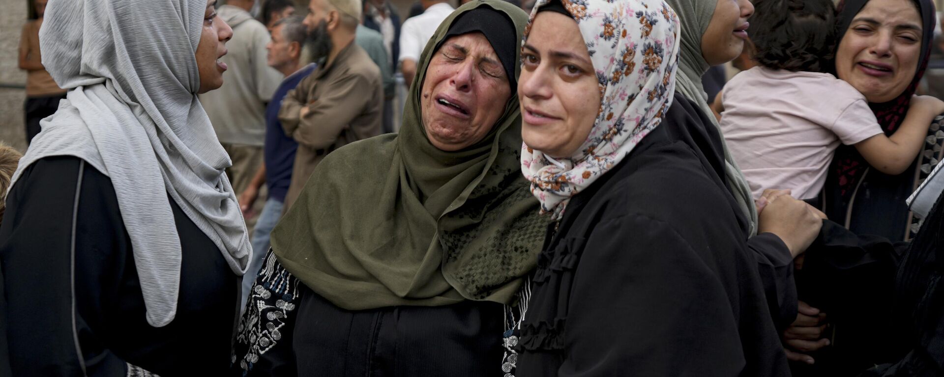 Palestinos lloran a sus familiares muertos en el bombardeo israelí de la Franja de Gaza en un hospital de Deir al Balá, el 8 de octubre de 2024 - Sputnik Mundo, 1920, 25.10.2024