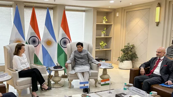 La canciller argentina, Diana Mondino, junto al ministro de Comercio e Industria de India, Piyush Goyal - Sputnik Mundo