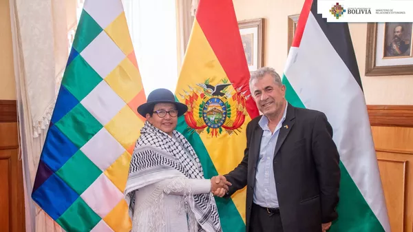 La ministra boliviana Celinda Sosa y Mahmoud Alwani, embajador de Palestina en Bolivia - Sputnik Mundo