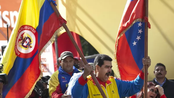 El presidente venezolano, Nicolás Maduro, sostiene las banderas de Colombia y Venezuela (archivo) - Sputnik Mundo