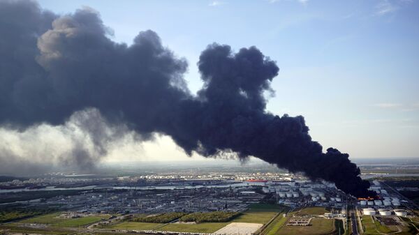 Una columna de humo se eleva desde un incendio petroquímico en la Intercontinental Terminals Company en Deer Park, Texas, en 2019 (archivo)  - Sputnik Mundo