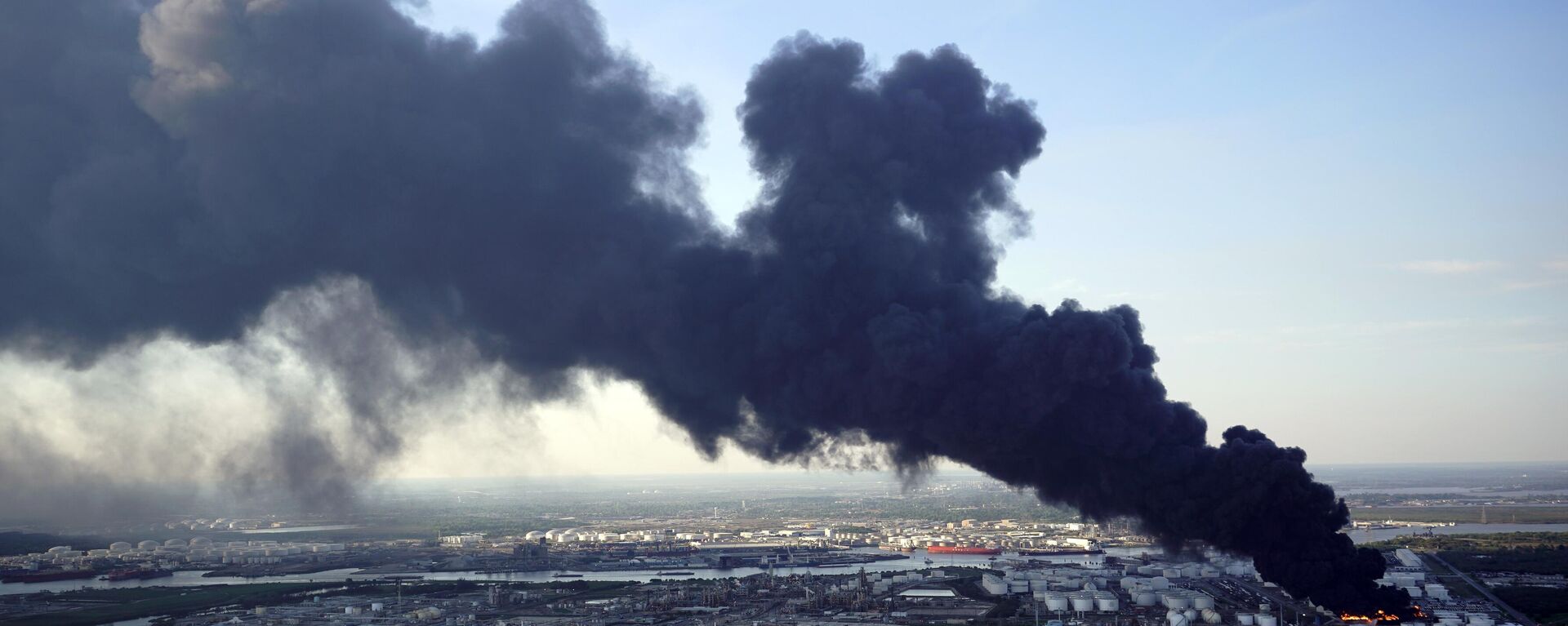 Una columna de humo se eleva desde un incendio petroquímico en la Intercontinental Terminals Company en Deer Park, Texas, en 2019 (archivo)  - Sputnik Mundo, 1920, 11.10.2024