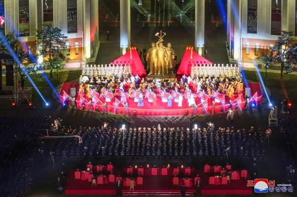 Junto a Kim y su hija asistieron al concierto y al banquete el nuevo ministro de Defensa, No Kwang-chol, la ministra de Asuntos Exteriores, Choe Son Hui, el secretario de Propaganda del partido, Ri Il Hwan, y otros altos cargos políticos y militares. - Sputnik Mundo