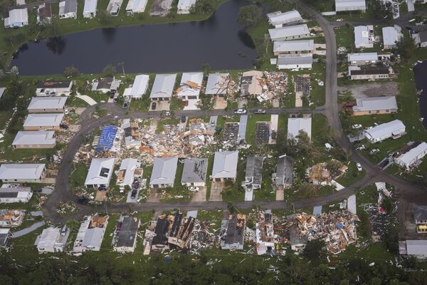 Los meteorólogos temían que el huracán desencadenara una marejada con olas de hasta 3,5-4 metros de altura, capaces de demoler casas enteras, pero esto no ocurrió.En la foto: un barrio destruido por tornados en Fort Pierce. - Sputnik Mundo