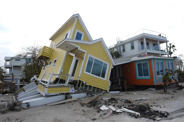 Una casa se derrumba de sus pilotes en Bradenton Beach, en la isla de Anna Maria. - Sputnik Mundo