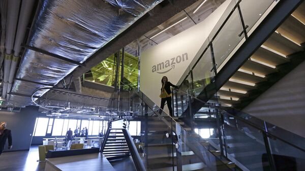 Un trabajador de Amazon baja las escaleras de la oficina (imagen referencial) - Sputnik Mundo