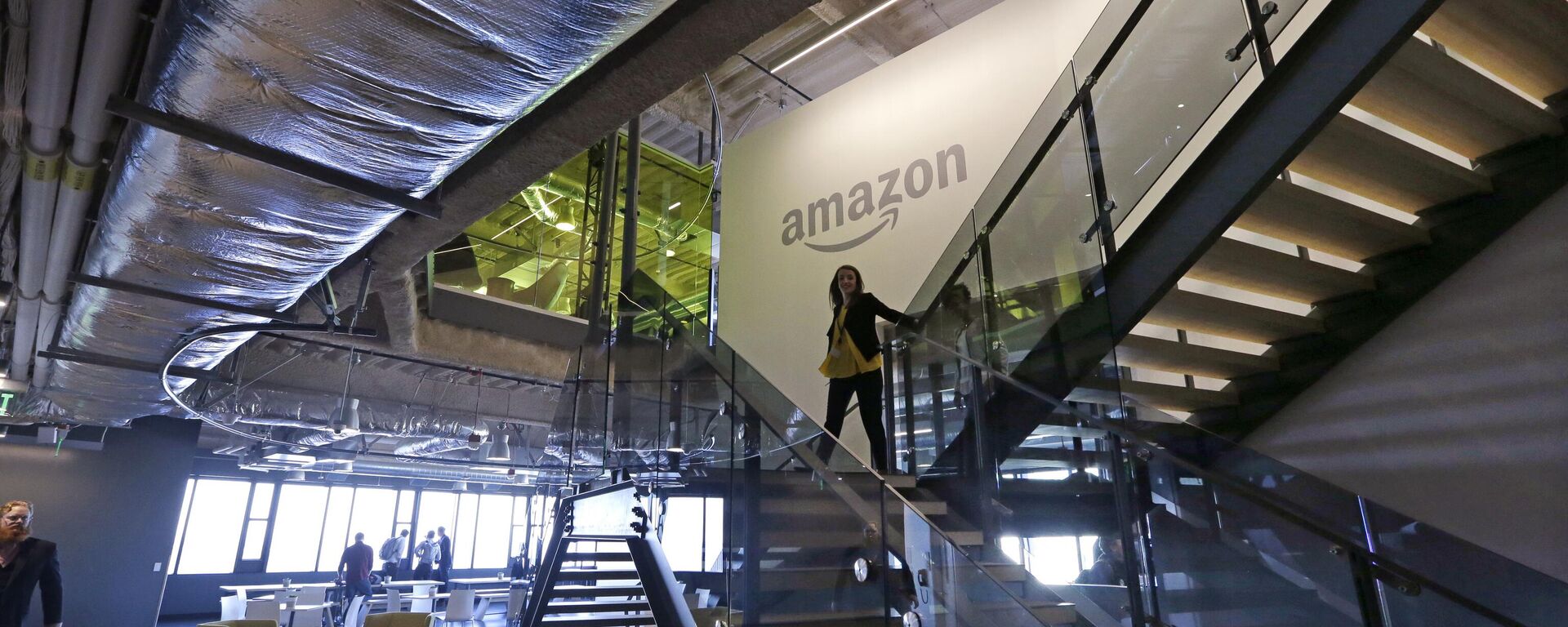 Un trabajador de Amazon baja las escaleras de la oficina (imagen referencial) - Sputnik Mundo, 1920, 30.10.2025