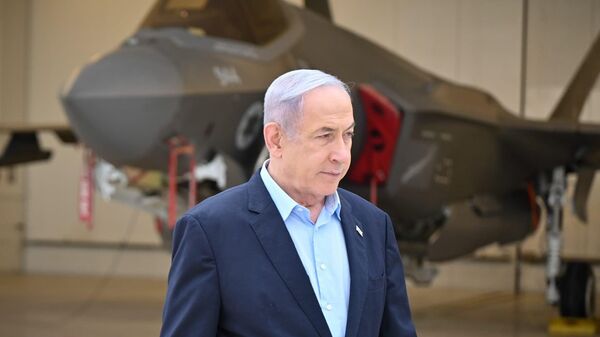 El primer ministro israelí, Benjamín Netanyahu, frente a un caza de las Fuerzas de Defensa de Israel  - Sputnik Mundo