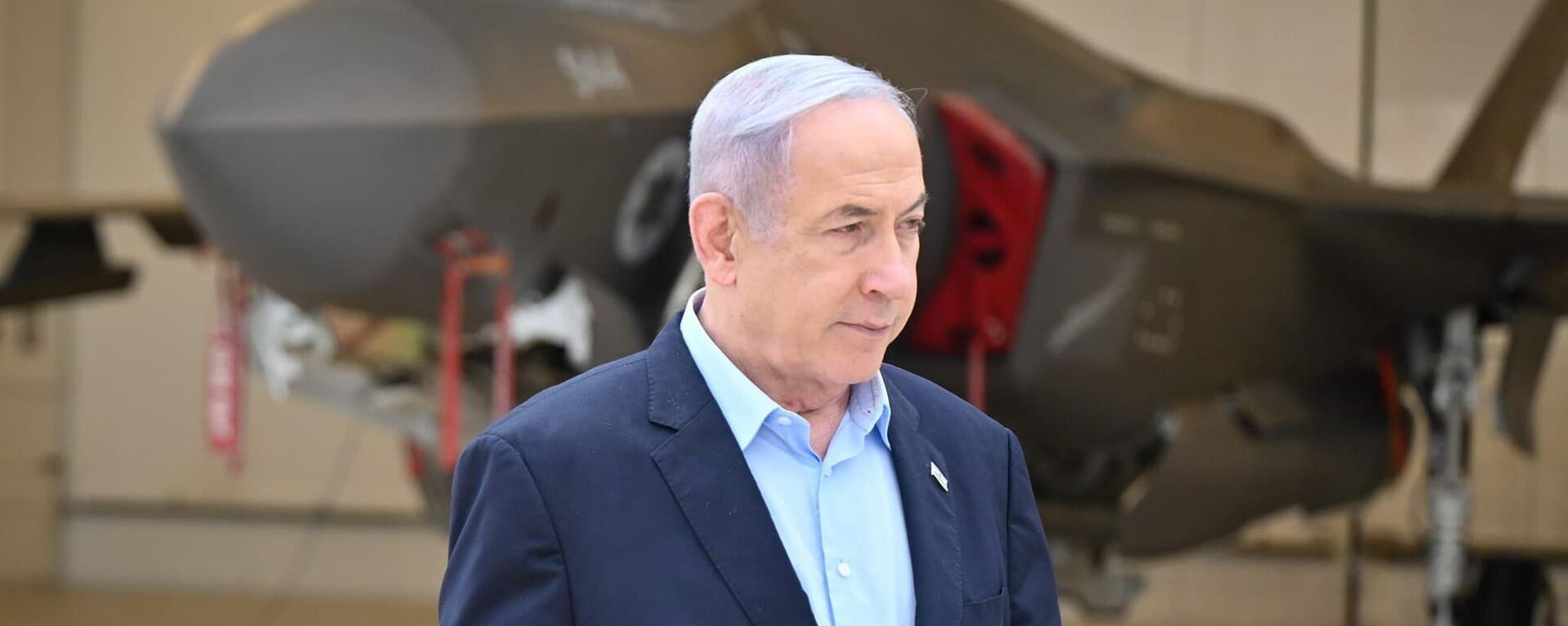 El primer ministro israelí, Benjamín Netanyahu, frente a un caza de las Fuerzas de Defensa de Israel  - Sputnik Mundo, 1920, 14.10.2024